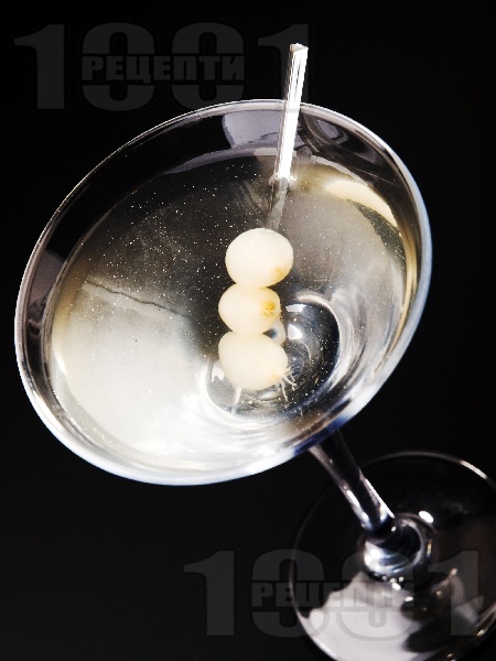 Коктейл Гибсън с джин, вермут и коктайлни лукчета - снимка на рецептата